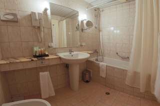 Курортные отели Imperial Hotel and SPA, Riviera Holiday Club Золотые Пески Полулюкс с видом на море (для 2 взрослых и 1 ребенка)-4