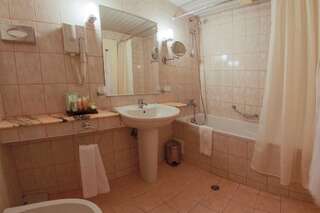 Курортные отели Imperial Hotel and SPA, Riviera Holiday Club Золотые Пески Полулюкс с видом на море (для 2 взрослых и 1 ребенка)-10